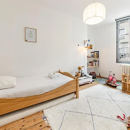 Grande Maison Familiale De Charme, 7 Chambres, Coeur De Laval, Jusqu'a 10 Pers