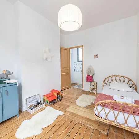 Grande Maison Familiale De Charme, 7 Chambres, Coeur De Laval, Jusqu'a 10 Pers