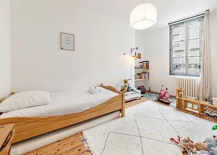 Grande Maison Familiale De Charme, 7 Chambres, Cœur De Laval, Jusqu'à 10 Pers