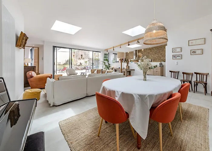 Grande Maison Familiale De Charme, 7 Chambres, Cœur De Laval, Jusqu'à 10 Pers *