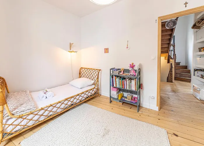 Grande Maison Familiale De Charme, 7 Chambres, Cœur De Laval, Jusqu'à 10 Pers