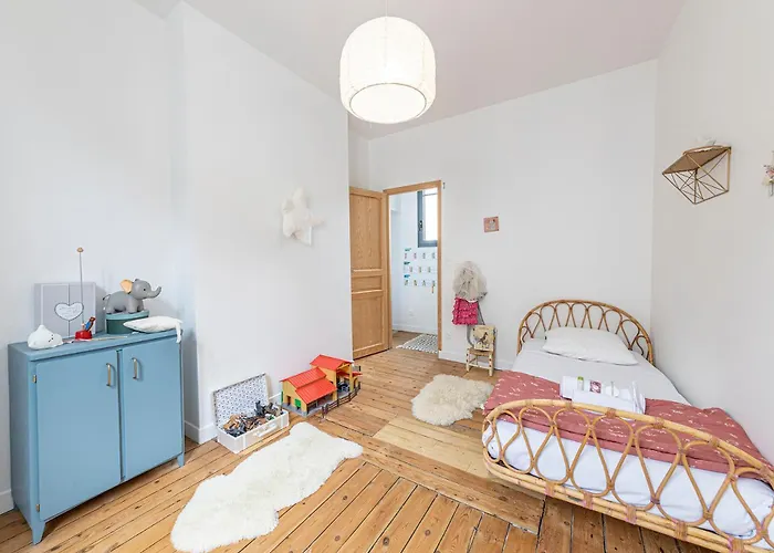 Grande Maison Familiale De Charme, 7 Chambres, Cœur De Laval, Jusqu'à 10 Pers